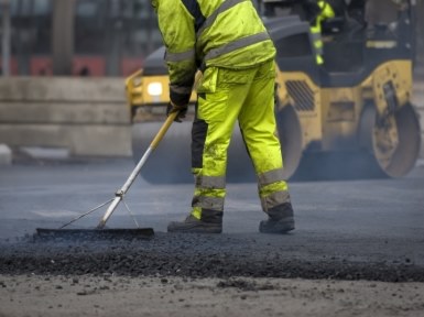 Lavori di bitumazione nella Via Roma